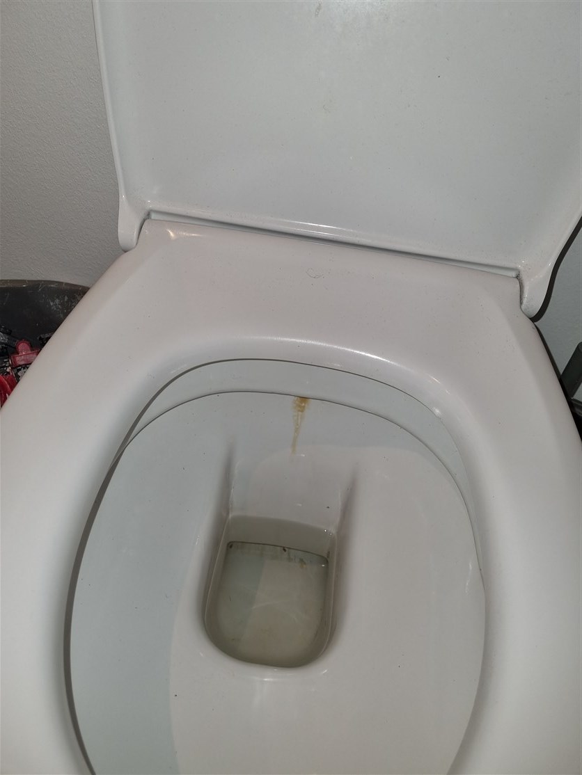 En gul stribe i toilettet er tegn på at vandet siver